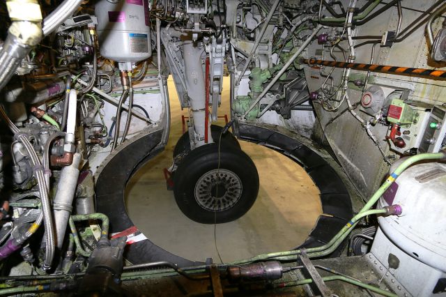 Boeing 737-800 (PH-BGE) - Wheelbay main landing gear