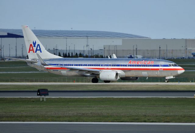 Boeing 737-800 (N915AN)