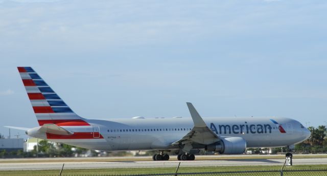 BOEING 767-300 (N379AA)