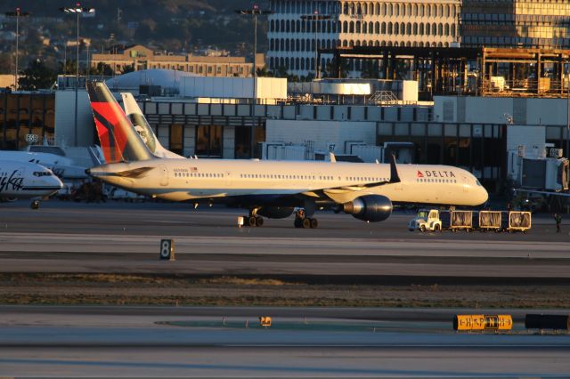 BOEING 757-300 (N594NW)