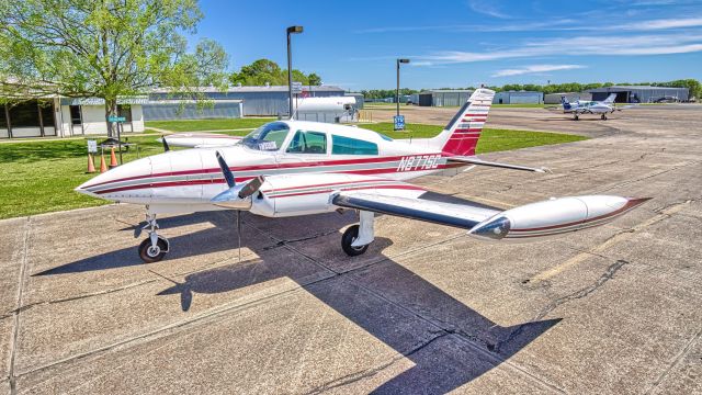 Cessna 310 (N877SC)