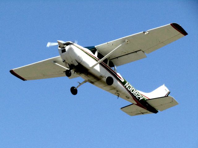 Cessna Skylane (N3082Y) - Taking off RWY 24
