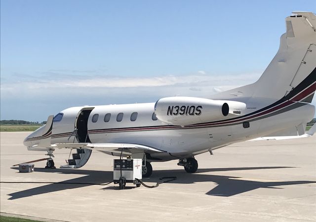 Embraer Phenom 300 (N391QS)