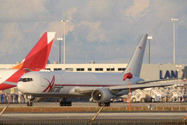 BOEING 767-300 (N317CM)