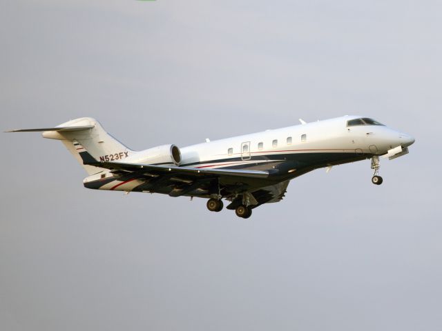 Bombardier Challenger 300 (N523FX) - Flexjet taking off runway 16.