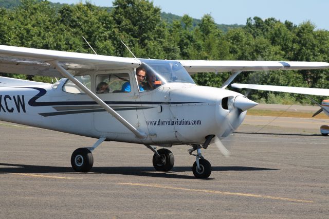 Cessna Skyhawk (C-FXCW) - Taxiing to its parking after its flight from Burlington, VT (KBTV).