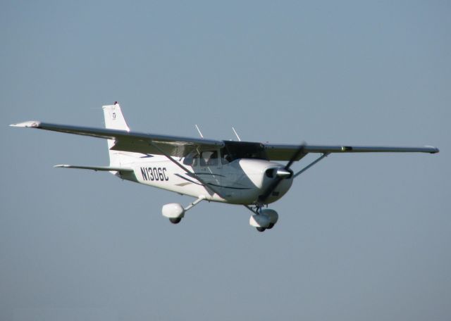 Cessna Skyhawk (N1306C) - Landing on 14 at Downtown Shreveport.