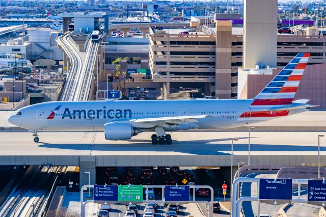 Boeing 777-200 (N776AN) - An American Airlines 777-200 taxiing at PHX on 2/9/23 during the Super Bowl rush. Taken with a Canon R7 and Tamron 70-200 G2 lens.