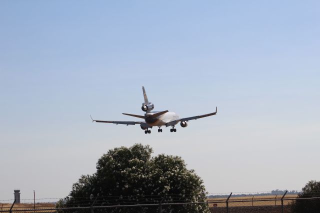 Boeing MD-11 (N288UP) - Sacramento Mather Field - Landing Rwy 22L 