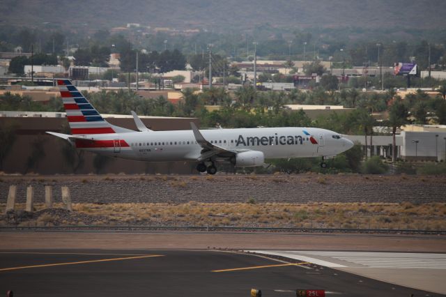 Boeing 737-800 (N937NN)