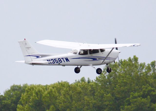 Cessna Skyhawk (N358TW) - At Downtown Shreveport.