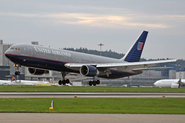 BOEING 767-300 (N662UA)