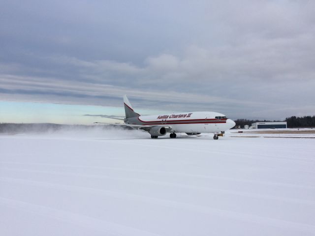 BOEING 737-400 (N730CK) - Blasting some snow around.