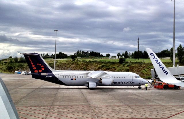 Avro RJ-100 Avroliner (OO-DWA) - Push-back in Bilbao.