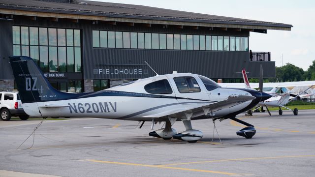 Cirrus SR-22 (N620MV)