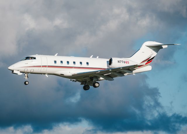 Bombardier Challenger 300 (N776QS)