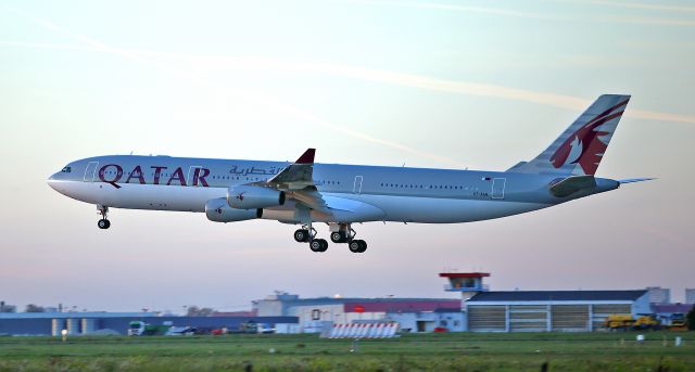 Airbus A340-300 (A7-AAH) - Memory 15/11/2015. Runway26