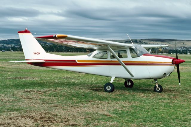 VH-DIX — - CESSNA - 172G SKYHAWK - REG : VH-DIX (CN 54236) - PARAFIELD AIRPORT ADELAIDE SA. AUSTRALIA - YPPF 15/4/1984