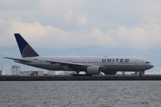 Boeing 777-200 (N213UA)