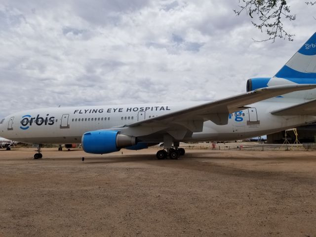 McDonnell Douglas DC-10 (N220AU)