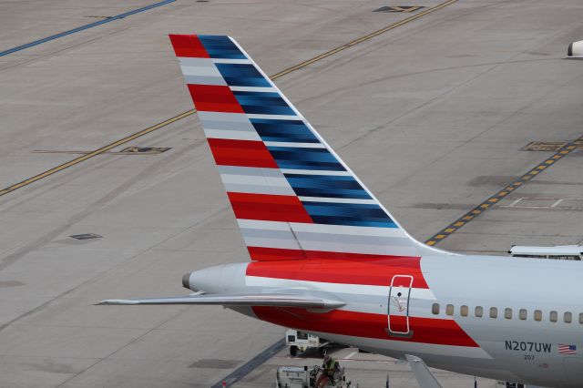 Boeing 757-200 (N207UW)