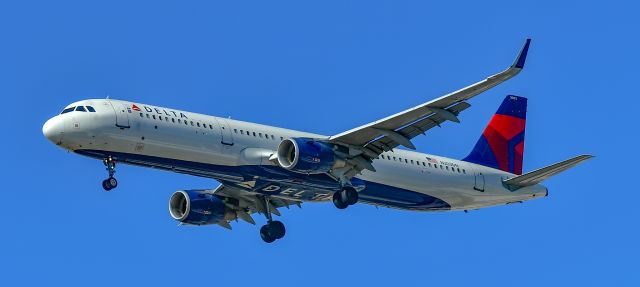 Airbus A321 (N303DN) - N303DN Delta Air Lines Airbus A321-213 s/n 7061 - Las Vegas - Harry Reid International Airport KLASbr /Photo: Tomás Del Corobr /USA - Nevada May 15, 2025
