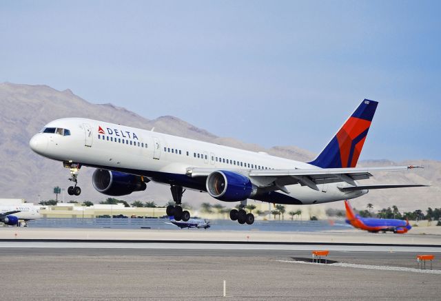 Boeing 757-200 (N6707A) - Delta Air Lines Boeing 757-232 N6707A / 6707 (cn 30395/927)  Las Vegas - McCarran International (LAS / KLAS) USA - Nevada, November 7, 2010 Photo: Tomás Del Coro