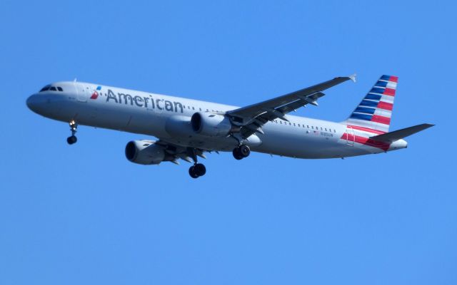 Airbus A321 (N185UW) - Shown here on approach is an American Airlines Airbus A321 in the Summer of 2018.