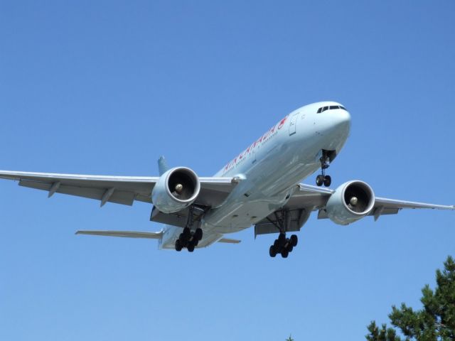 Boeing 777-200 (C-FIUJ) - Coming in to runway 23 from Vancouver (CYVR)