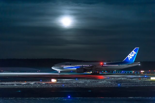 Boeing 777-200 (JA706A) - New Chitose Airport  A10 point,    night with a hazy moon