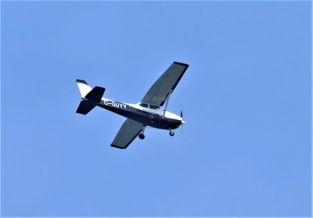Cessna Skyhawk (C-GUYY) - C-GUYY Cessna Skyhawk 172-M survolant le fleuve St-Laurent à Lavaltrie le 11-09-2022 à 15:07