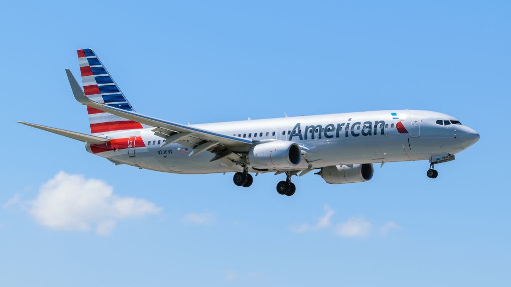 Boeing 737-800 (N200NV) - N200NV br /B738 CN:33341 br /AAL1238  SJO-MIA br /2017-05-03 KMIA RWY 9
