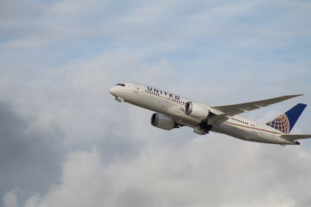 Boeing 787-9 Dreamliner (N27908) - Climbing up from Runway 25L