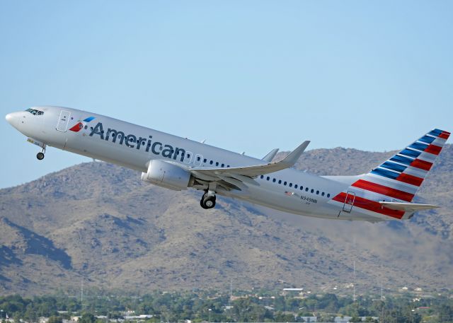 Boeing 737-800 (N949NN)