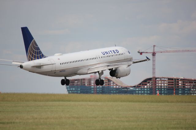 Airbus A320 (N427UA) - Landing 35L