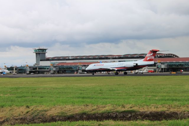 Fokker 100 (HP-1895PST)