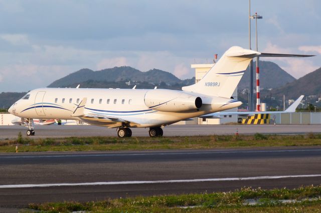 Bombardier Global 5000 (N989RJ)