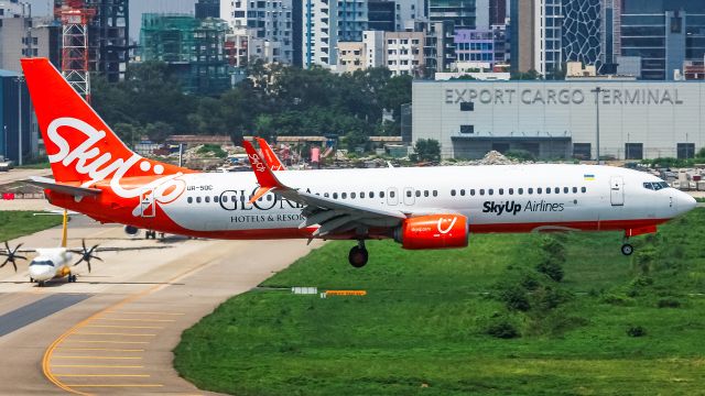 Boeing 737-800 (UR-SQC)