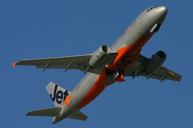 Airbus A320 (VH-VQJ)