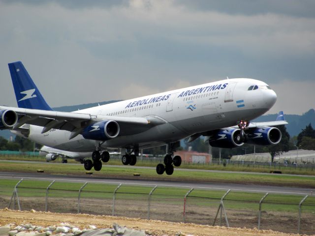 Airbus A340-200 (LV-ZRA)