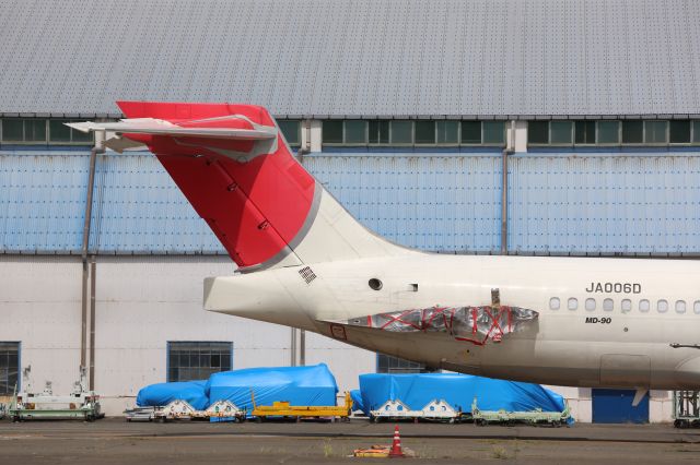 McDonnell Douglas MD-90 (JA006D)