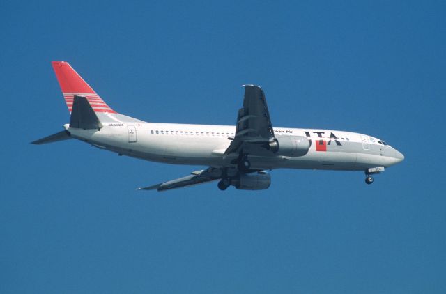 BOEING 737-400 (JA8524) - Final Approach to Tokyo-Haneda Intl Airport Rwy16L on 1999/10/13