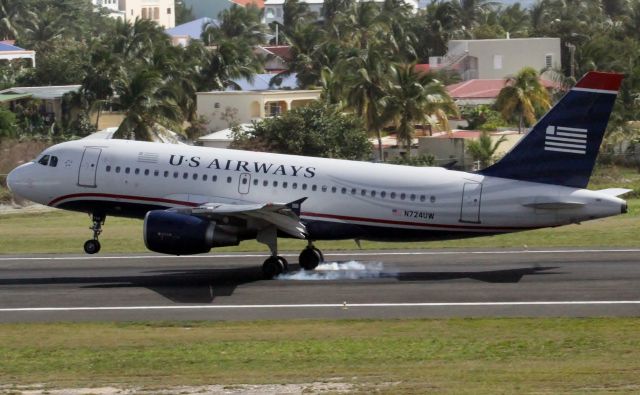 Airbus A319 (N724UW)