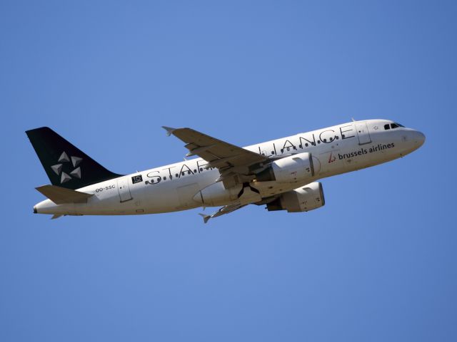 Airbus A319 (OO-SSC) - Take off runway 29.