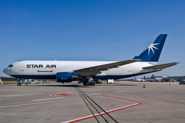 BOEING 767-200 (OY-SRP)