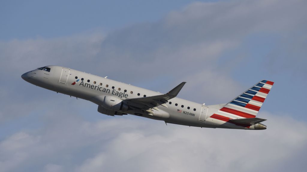 Embraer 175 (N204NN) - Departing LAX on 25R