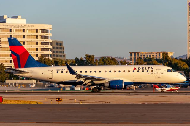 Embraer 175 (N253SY)