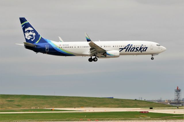 Boeing 737-800 (N270AK)