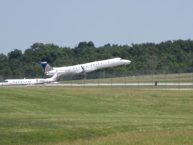 Embraer ERJ-145 —