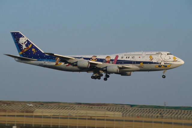 Boeing 747-400 (domestic, no winglets) (JA8961) - Short Final at Tokyo-Haneda Intl Airport Rwy22 on 1997/01/24 " Skiing Snoopy c/s "